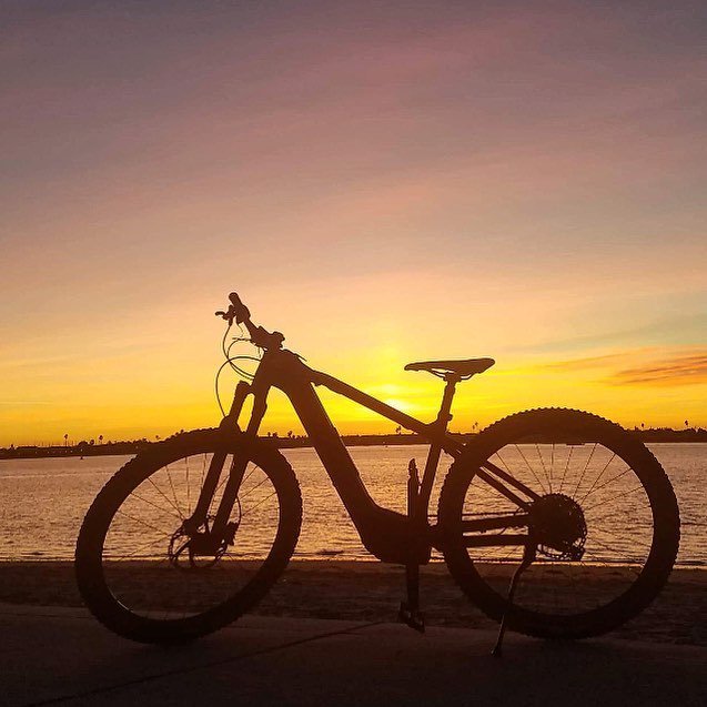Catching 2018s last #sunsets as often as we can. #ebikes get you outside. #focusebikes #socal #sdflyrides .
.
.
.
.
#shimano #shimanodi2 #bold29er #sandiego #pacificbeach #getoutside #getoutsideandbike #ebike #emtb #bikecommute #ebikestyle #iloveebikes #mtbike #mtblife