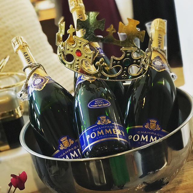 お客様主催のパーティーでの一枚。
美味しく頂きました✨🥂 #パーティー
#シャンパーニュ
#泡好き
#pommery 
#party
#beauty
#privatesalon bit.ly/2GWodpU