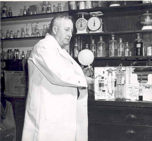 AkashvaniAIR's tweet photo. #OnThisDay in 1938, #Drunkometer - FIRST successful machine for testing alcohol content in blood, was invented by #RollaHarger of @IUMedSchool.

Predecessor to #Breathalyzer, it used acidified potassium permanganate solution as a colour indicator for the amount of alcohol present https://t.co/ccSbOprKuG