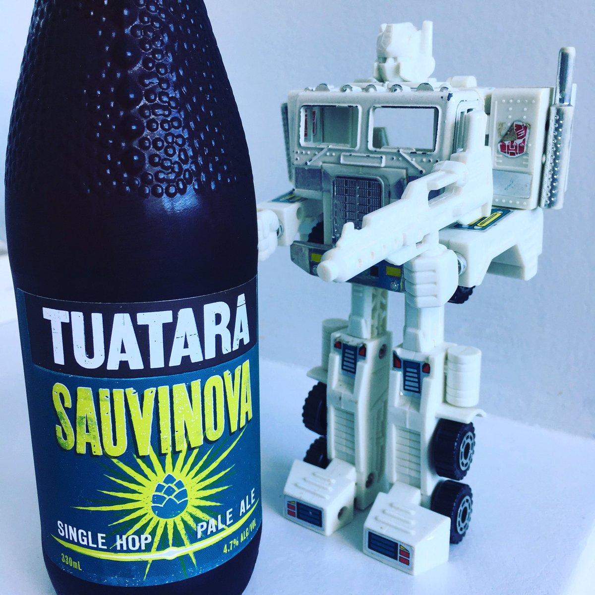 BestBeerHQ's tweet photo. Ultra Magnus stands guard over this delish Tuatara Sauvinova to make sure no-one tries to steal a sip 😉 #beer #craftbeer #craftnotcrap #retrotoys #g1transformers https://t.co/b0L0WUxaQn