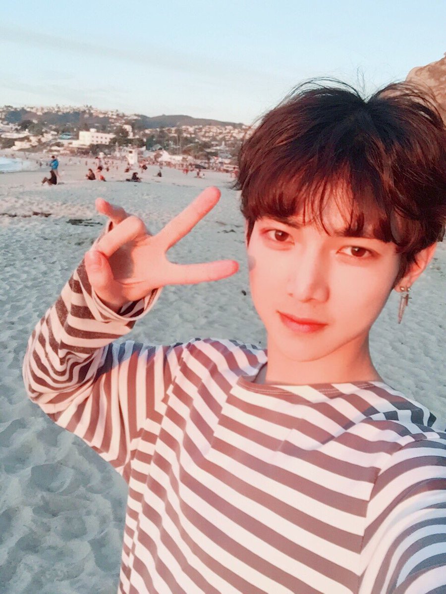 ATEEZofficial's tweet photo. [#여상] 짜잔~ 에이티니 셀카 가져왔어요! 헤헷
1. 미국 연수기 때 꽃이 너무 이뻐서 찍은 여상이의 첫 설정샷!
2. 같이 설정샷 찍어준 꽃이랑 기념으로 찰칵!
3. 미국 연수기 때 라구나 비치에서 찰칵!
4. 모로코 때 사막이 신기해서 찍은 두 번째 설정샷 찰칵ㅋㅋㅋ
#ATEEZ #에이티즈 https://t.co/rINeT590C3