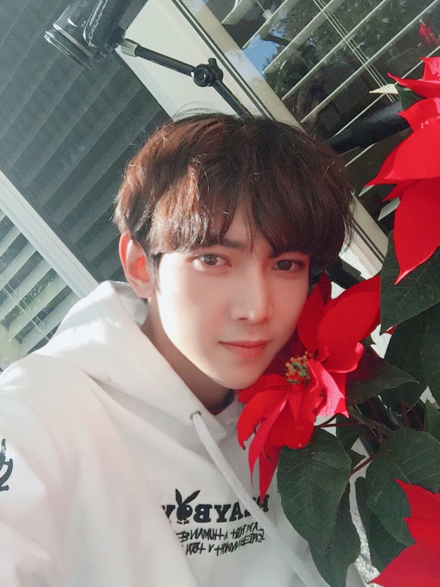 ATEEZofficial's tweet photo. [#여상] 짜잔~ 에이티니 셀카 가져왔어요! 헤헷
1. 미국 연수기 때 꽃이 너무 이뻐서 찍은 여상이의 첫 설정샷!
2. 같이 설정샷 찍어준 꽃이랑 기념으로 찰칵!
3. 미국 연수기 때 라구나 비치에서 찰칵!
4. 모로코 때 사막이 신기해서 찍은 두 번째 설정샷 찰칵ㅋㅋㅋ
#ATEEZ #에이티즈 https://t.co/rINeT590C3