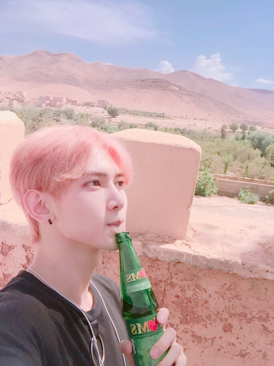 ATEEZofficial's tweet photo. [#여상] 짜잔~ 에이티니 셀카 가져왔어요! 헤헷
1. 미국 연수기 때 꽃이 너무 이뻐서 찍은 여상이의 첫 설정샷!
2. 같이 설정샷 찍어준 꽃이랑 기념으로 찰칵!
3. 미국 연수기 때 라구나 비치에서 찰칵!
4. 모로코 때 사막이 신기해서 찍은 두 번째 설정샷 찰칵ㅋㅋㅋ
#ATEEZ #에이티즈 https://t.co/rINeT590C3