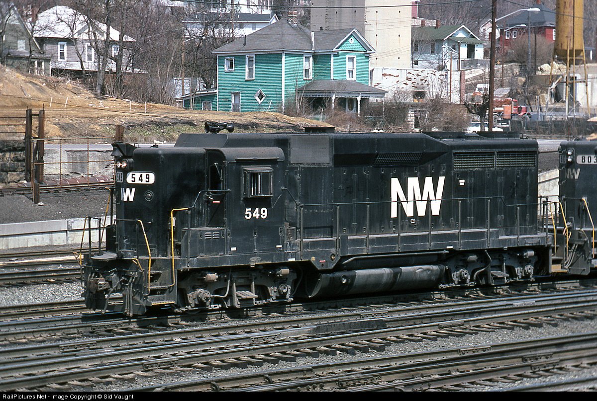 TrainPicsDaily's tweet image. A Norfolk &amp;amp; Western GP30 and a bold beautiful turquoise house in Bluefield, West Virginia. Photo by Sid Vaught. 3-21-1981

railpictures.net/viewphoto.php?…