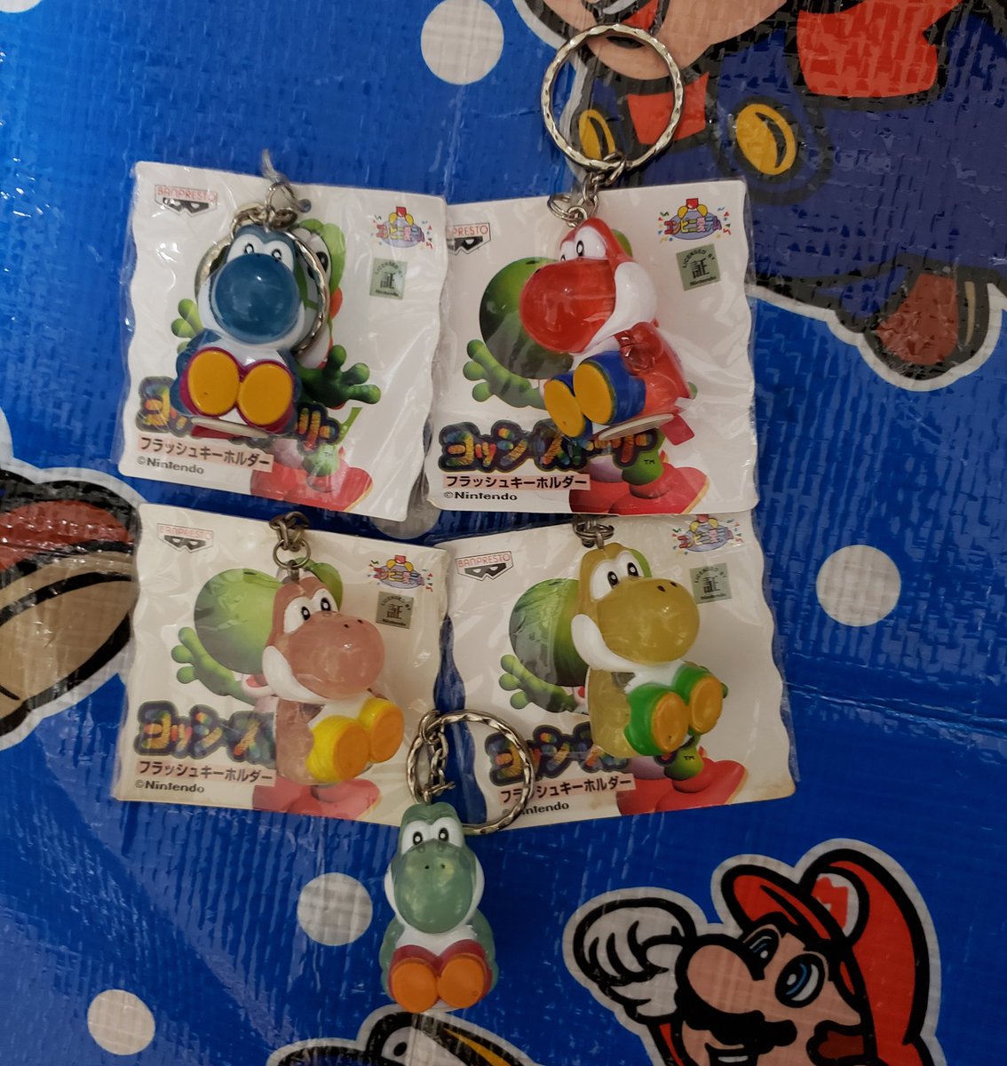 ヨッシーストーリーのフラッシュキーホルダーの赤と青のヨッシーを入手
