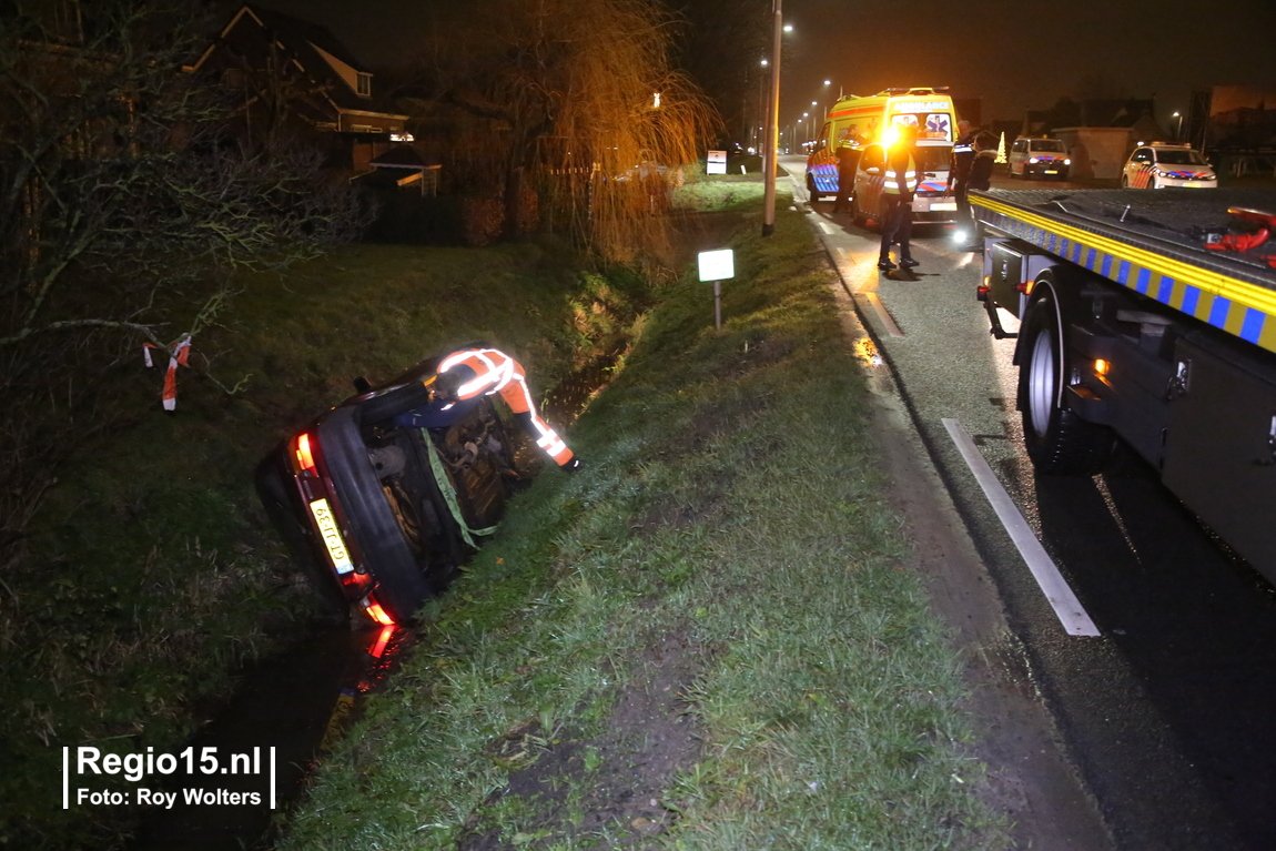 regio15's tweet photo. ONLINE: auto in de sloot na uitwijkmanoeuvre #Wateringseweg #N464 #Poeldijk; haas is alsnog het haasje. https://t.co/lO7m4bn49R https://t.co/OqwkjUWbng