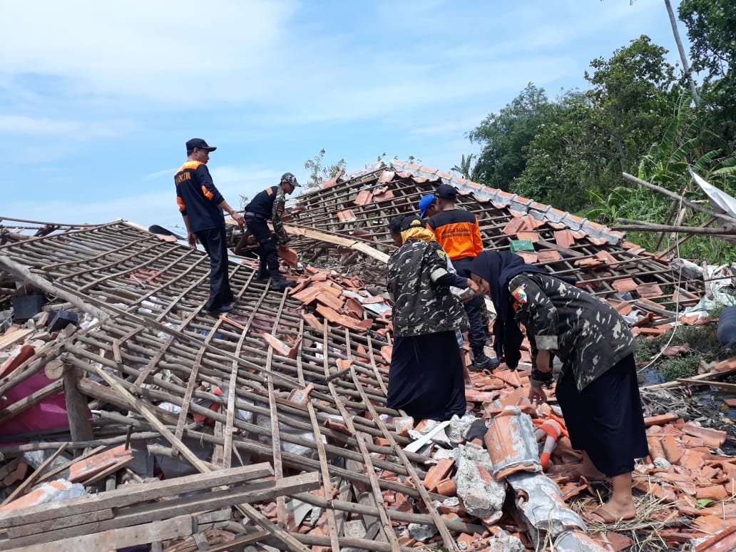 idrus_crb's tweet photo. Satkorcab Banser Kab. Cirebon  bersama kepolisian dan TNI bersama-sama membantu korban angin puting beliung 30/12/2018 di Kecamatan Panguragan Kab Cirebon.

#BaganaCirebonSiaga
#KitaIniSama https://t.co/jwtuVYIWQx