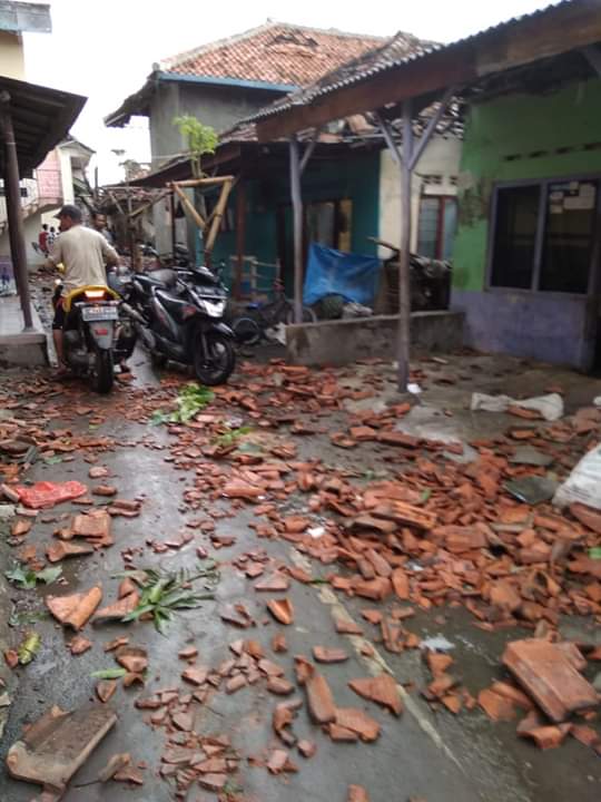 idrus_crb's tweet photo. Satkorcab Banser Kab. Cirebon  bersama kepolisian dan TNI bersama-sama membantu korban angin puting beliung 30/12/2018 di Kecamatan Panguragan Kab Cirebon.

#BaganaCirebonSiaga
#KitaIniSama https://t.co/jwtuVYIWQx