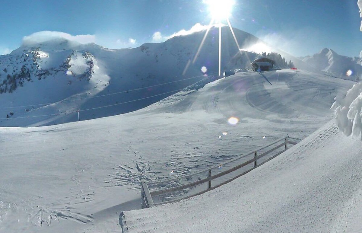 LesPdSNL's tweet photo. Goodmorning! Have a nice New Years Eve and see you next year for more updates!! Foto: #Chatel #Morclan #portesdusoleil https://t.co/UXvL7RN7jF