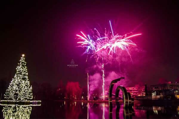 Feestelijk het nieuwjaar in: vanavond 24.00 uur vuurwerk bij de Markt in Zoetermeer. Welkom. Aftellen vanaf 23.45 uur. Veilig en kost u niets. Tot straks. RETWEET AUB.