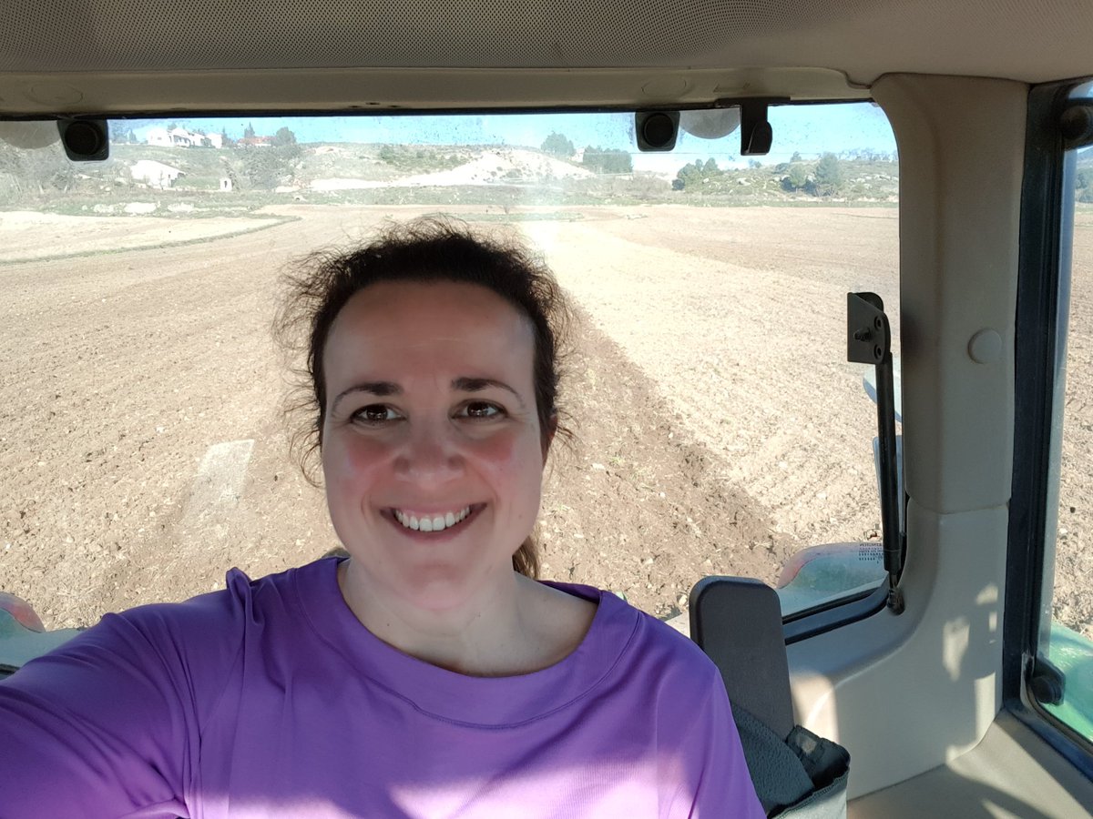 Terminando de sembrar. 
Madre, jóven agricultora en Sayatón, pequeño municipio de 50 habitantes de Guadalajara, junto a la Sierra de Altomira, Red Natura 2000, sin colegio ni pediatra, médico una hora a la semana. 
Y aquí seguimos, con una sonrisa, dando de comer al mundo.