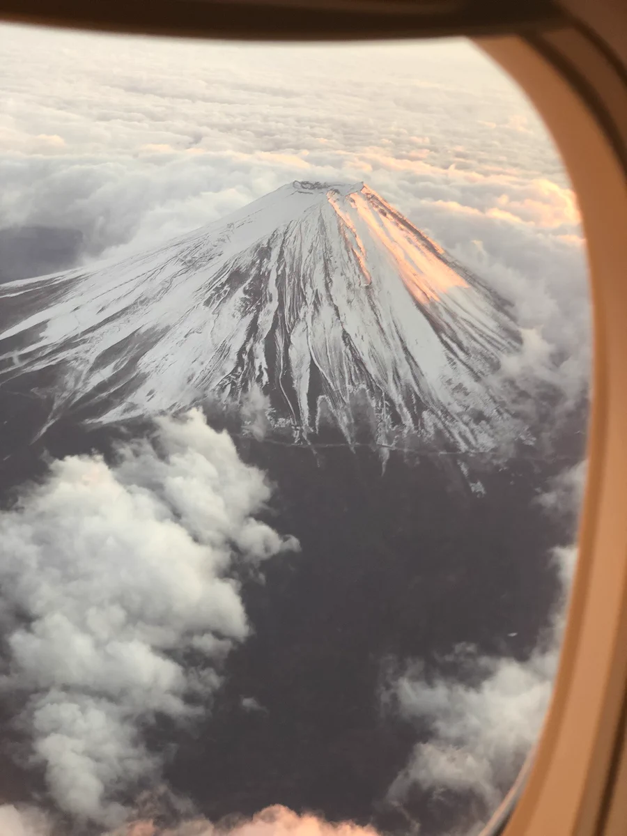 これは凄いww飛行機の中から見た富士山wwあまりに美しくて神秘的だった！！