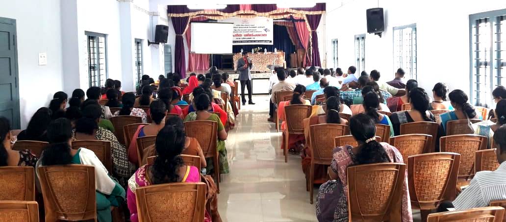 തദ്ദേശ സ്വയം ഭരണ ബാലസംരക്ഷണ സമിതികളുടെ ശാക്തീകരണത്തിനായി ഡോ എ പി ജെ അബ്ദുൽ കലാം ഗവണ്മെന്റ് ഹയർ സെക്കന്ററി സ്കൂൾ ഓഡിറ്റോറിയത്തിൽ നടന്ന ജില്ലാതല ഏകദിന ബോധവത്കരണ 
ശില്പശാല ശ്രീ. പി.സുരേഷ്, ചെയർപേഴ്സൺ സംസാരിക്കുന്നു 
#KeSCPCRKerala #ChildRightsKerala #idukki #Thodupuzha
