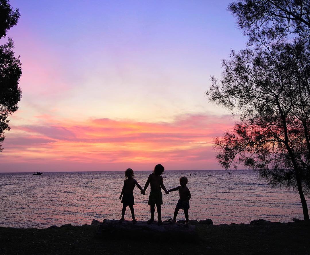 NorthStraddieIs's tweet photo. And so the sun sets on another year 🌅
Wishing everyone a safe and happy 2019 from all of us at #NorthStradbrokeIsland
📷:@tripinavan
#Straddie #StraddieIs #SeeAustralia #ThisIsQueensland #VisitBrisbane #BrisbaneAnyDay #2019 #HappyNewYear https://t.co/fNrEG6TThw