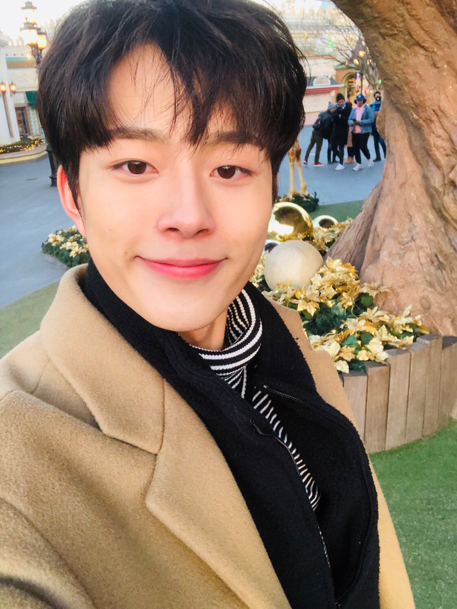 CUBE_YOOSEONHO's tweet photo. [#유선호] 여러분들 올한해 너무너무 고생많으셨고 한해동안 응원해줘서 너무 고마워요ㅠㅠ 내년도 잘부탁드리구 아프지마요 제발 ㅠㅜ 저도 내년에 더 멋진 모습으로 짠 나타날게요!! 우리 내년에도 화이팅 합시다!! 사랑해요!!!!❤️❤️ https://t.co/VsFV9mT81a