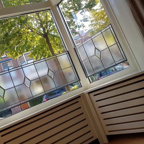 Van raamhangers tot en met kerkramen, van traditioneel #glasinlood tot en met moderne glasschilderijen. Een greep uit de portfolio van 2018.... facebook.com/oudittersum/vi…  

Een kleurrijk 2019 toegewenst!