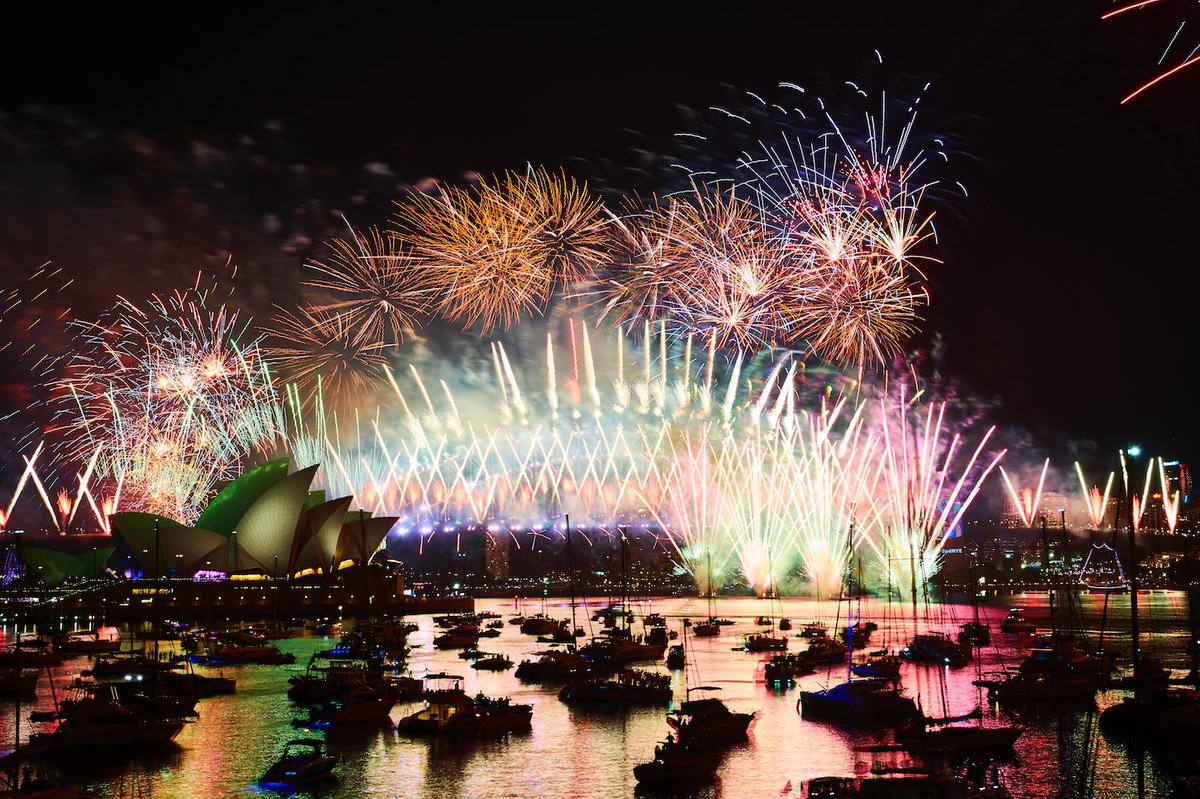 DelMody's tweet photo. Fireworks explode over the Sydney Harbour Bridge and Sydney Opera House during the midnight display on #NewYearsEve - Sydney, Australia. 
#NewYearsEve #HappyNewYear2019 #HappyNewYear 
Follow updates here https://t.co/yxYV05Dojq @GettyImagesNews https://t.co/u5lhn95pJZ