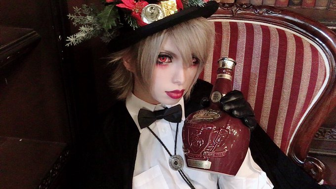 紳士並びに淑女諸君 ごきげんよう🎩✨  2018年は大変お世話になりました 2019年はより一層お世話になります😋  今宵は館を飛び出し 店舗経営をしているビジネスマンの後輩と食事へいってきたぞ🍴   フルーティーな白ワイン🍷と トリュフがのってるポテトフライ🍟 デザートの盛り合わせが美味でした🤗