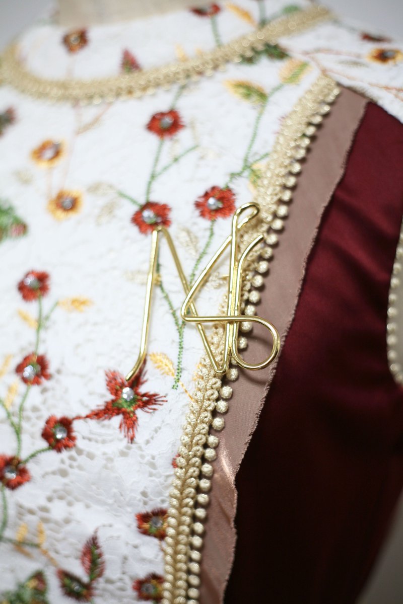 Wwdjapan Nhk紅白 おっと 永野芽郁さんの肩を見せたドレスは トーガ プルラ ですね 19年春夏に色違いが出ていました このトロリとした質感の素材はきっと旭化成の ベンベルグ これ 着心地が良いんですよね シルクよりシワになりにくいから