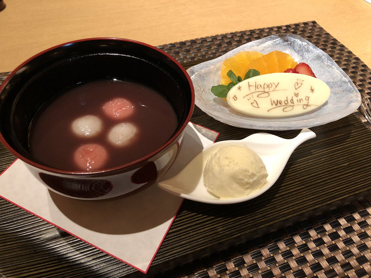 10hm_monkey's tweet photo. なんと！
10/27にこのホテルで挙式したことが共有されていたようで、キャストさんからチョコのプレートとお写真のサプライズをいただきました！

通ってて良かった…✨✨

これこそハピエストサプライズ(´∀｀*) https://t.co/aM1CllygOL