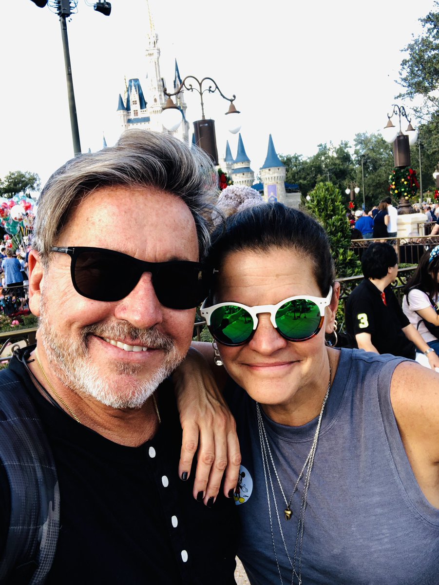 montanertwiter's tweet photo. Hoy es día d recuentos,d elegir q dejar en 2018 y q llevarnos al 2019,q cambiar y q replicar y mejorar,es día d agradecimiento y d nvas promesas,d propósitos y d abandonos urgentes,día d abrazos,d miradas profundas,d lagrimas d alegría y d tristeza.Ser feliz como certeza en2019 https://t.co/Ywa3c69Lvd