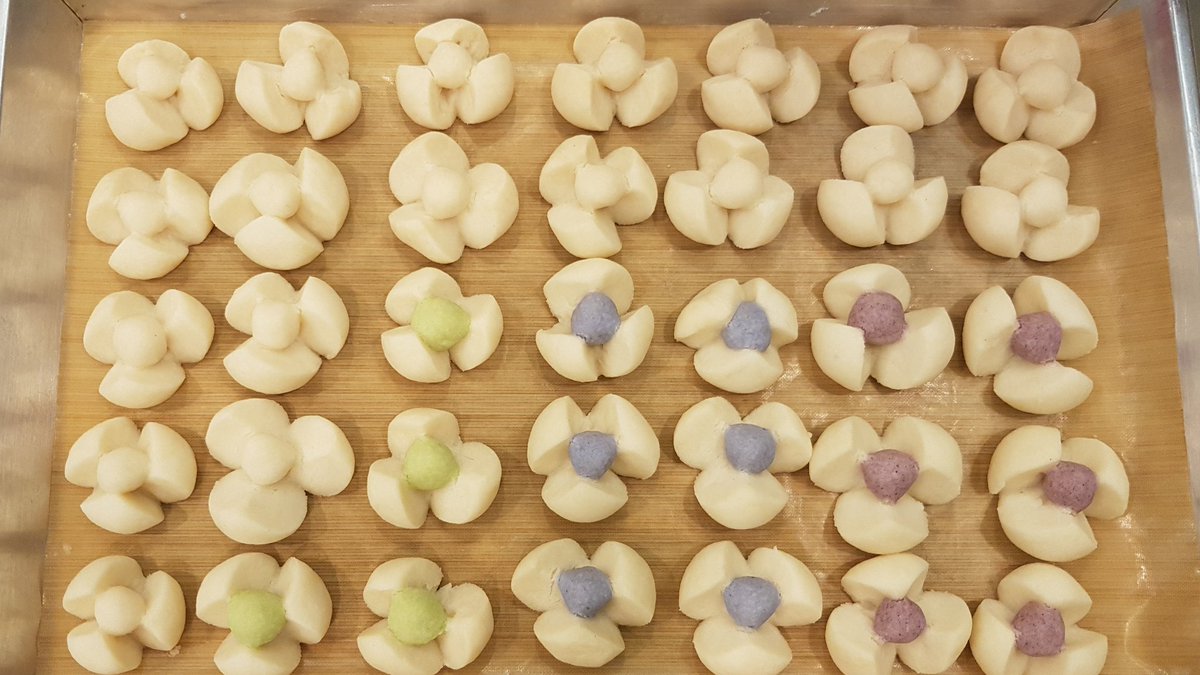 BamBamAvatar's tweet photo. กลีบลำดวนไทยโทน ใช้สีจากธรรมชาติ 100% #yybaking https://t.co/GjziTnTI46