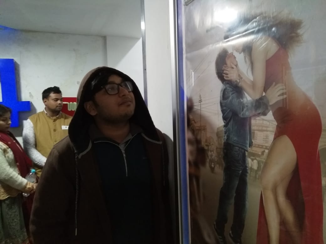 iamemadrk's tweet photo. Its showtime with @iamsrk 
#NewYearwithZero https://t.co/37gMj5xgaX