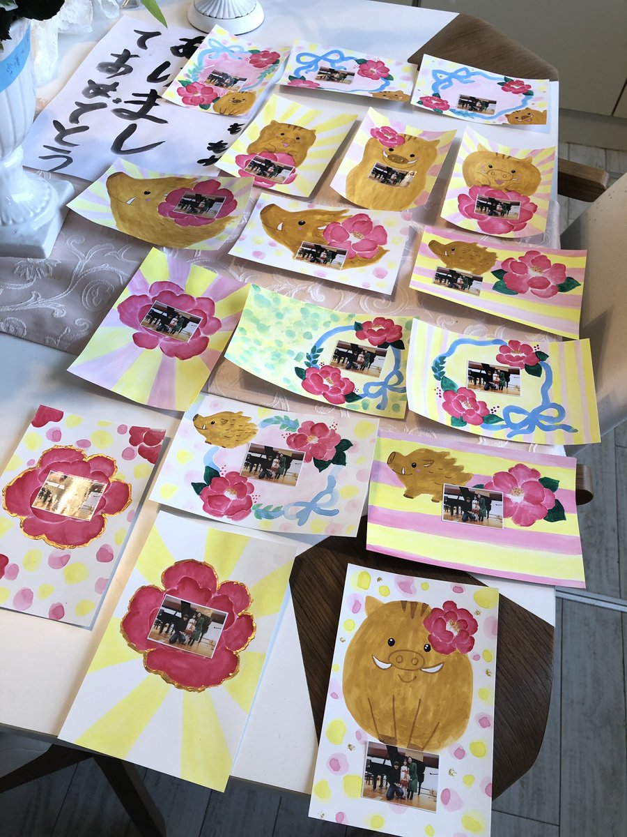 40neko's tweet photo. 年賀状注文し忘れたから今年は手書き年賀状にしてみたんですが思ってた以上に時間かかった😭絵がおわったと思ったら宛名書きとコメント書きに倍以上の時間が💦大した人数とやり取りしてないから舐めてた。
手が疲れてるのに年越しそばやら作るのしんどいー誰かやってーー😑
乾かし中の年賀状(一部)↓ https://t.co/TC7w4t3wiD