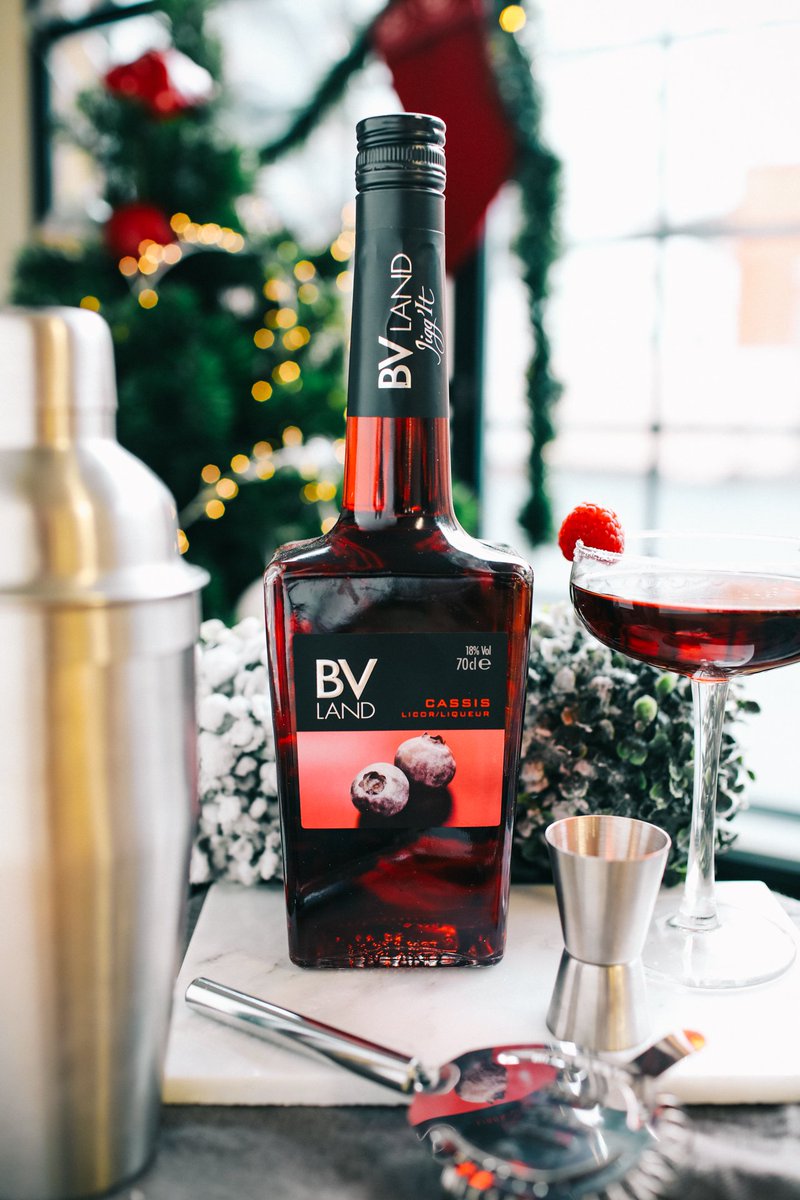 It’s New Years Eve! Cheers to all the bartenders out there who prepare fantastic drinks to help us enjoy tonight! 🎊