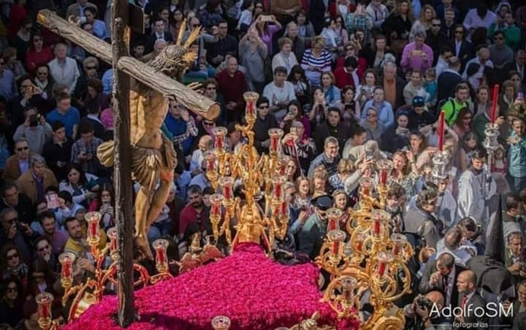 HERMANOS | No queremos decirle adiós a 2018 sin que juntos compartamos nuestros momentos de Hermandad. 

⏩ ¿Cuál ha sido ese instante imborrable? ¿Qué foto/vídeo es la que mejor lo define? Compártelo con el hastag 👉 #HdadNervión18