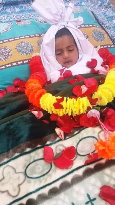 HarisAs25587237's tweet photo. پھول بھی پھیکے لگ رہے ہیں اس پھول کے سامنے 😥

#Jusitce_for_Faryal 
#Littledaughter ❤ https://t.co/wKcL4ma7eJ