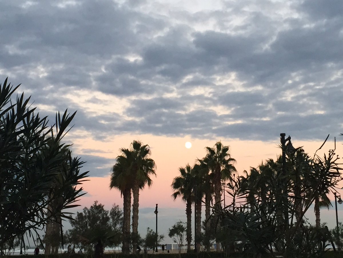 Es lo que tiene vivir delante de esto...  💙💙 

Hoy #LFDHº abre hasta las 19h, el último atardecer del año lo vemos juntos 🙌🏽