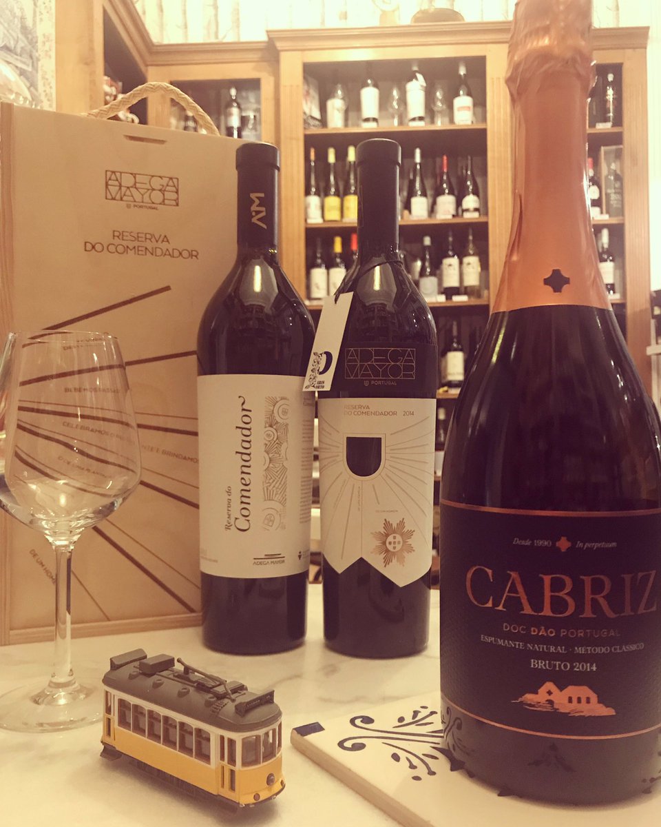 parisporto75018's tweet photo. ✨Venez acheter votre bouteille pour accompagner à merveille le repas du Réveillon! 🎉 Sans oublier l’excellent mousseux portugais 🥂🍾 🇵🇹 Reserva Do Comendador: Vin rouge🍇& Cabriz 🍾🍷 #paris #porto #parisporto #ruedesmartyrs #portugal #vinhosportugueses #cabriz @AdegaMayor https://t.co/8oOzNvWQH9