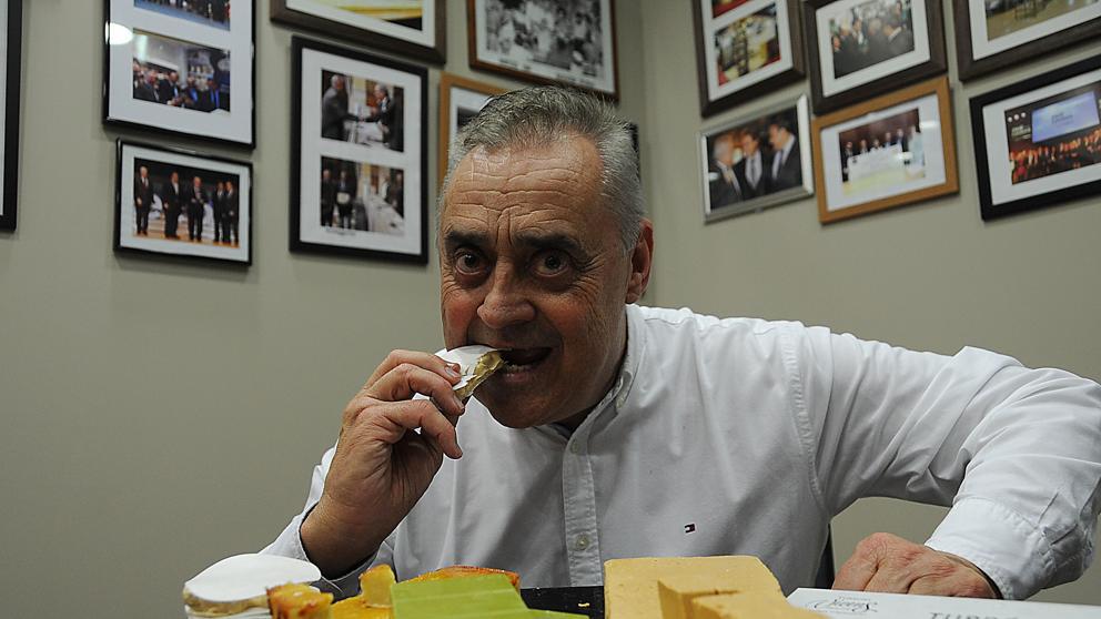 LaContraLV's tweet photo. “El turrón estaba muerto... pero ha despegado”, Àngel Velasco, revolucionario del turrón y propietario de Torrons Vicens. https://t.co/z8d9EgUFkg por @amelanovela https://t.co/ukrskf1rsp