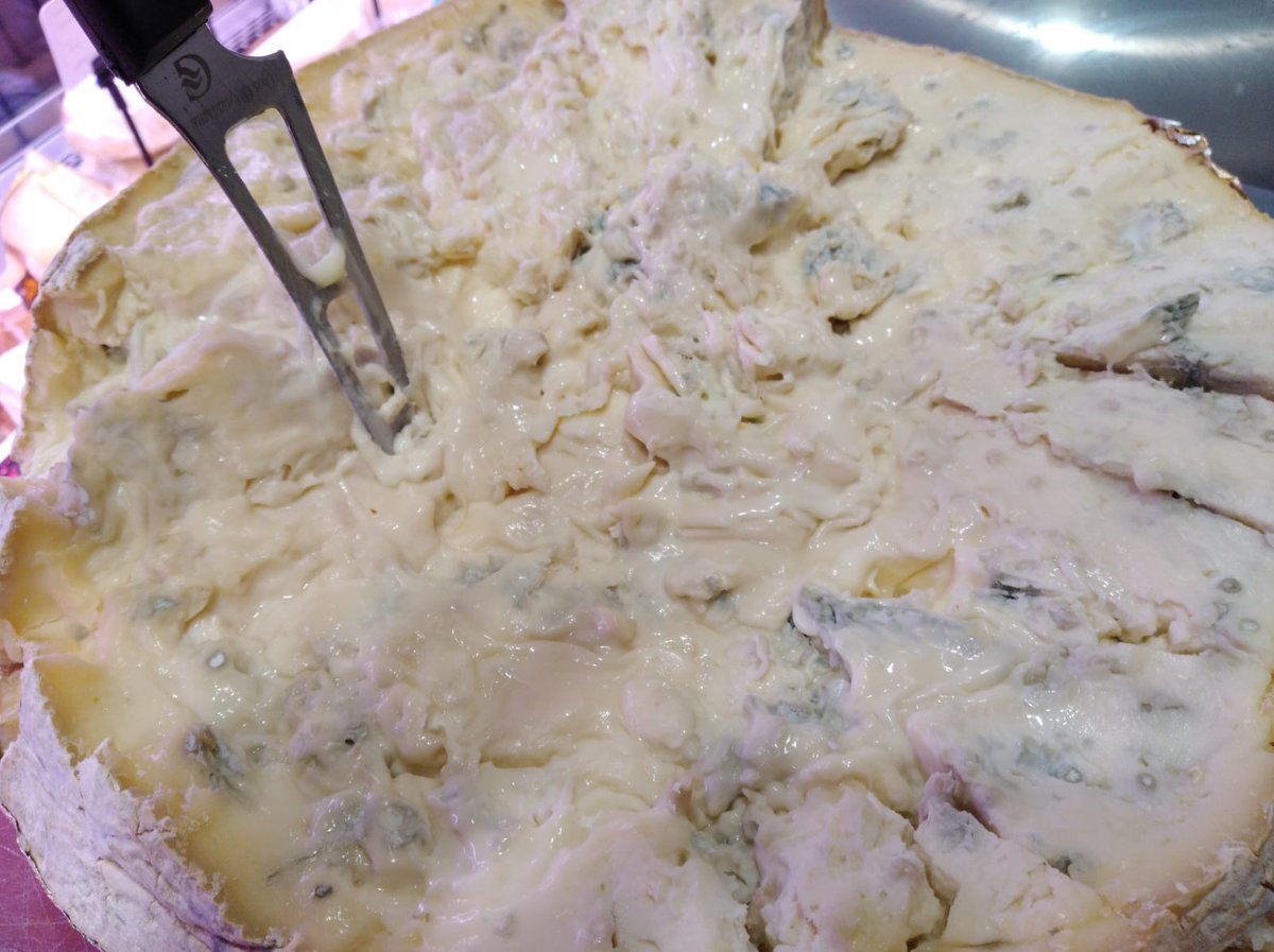 👉Recordaros que hoy estaremos hasta las 15h 
👉Mañana nuestra tienda  permanecerá cerrada pero a partir del 2 de enero volvemos al horario normal.
¿Qué tal si terminamos el año con un delicioso gorgonzola itialiano? Mmmmm😋

#Todoquesos #tutiendadedegustacion #Villena #navidad
