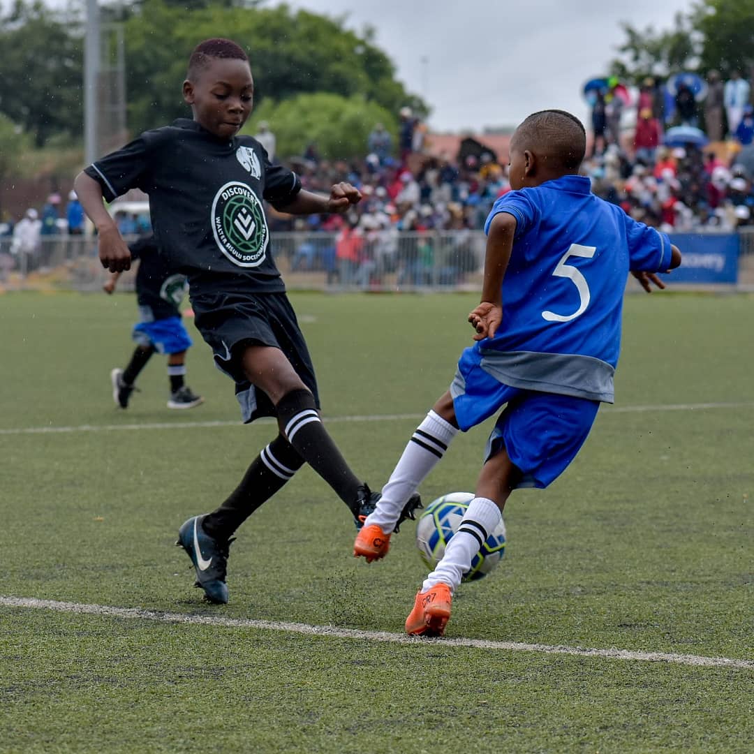 SowetoEntMag's tweet photo. Sending a special shout to the Chiawelo Schools ⚫ and Alex Schools 🔵 U9 teams for showing us idiski labo prior to the #DWSSC final. Youngins had mad fun and it was mad cool taking pics of the youngsters.Bekumnandi shem ❤️⚽ @M_SportsSA @Simphiwe_Dludlu @SowetoTVchannel https://t.co/0Eh9DuQ6jP