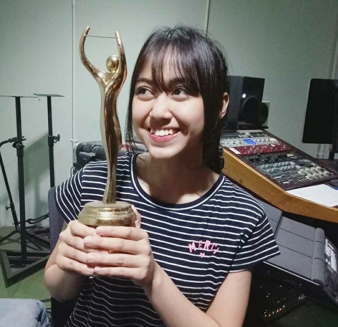 _siscasaras_'s tweet photo. Juni 2018π»
1. Menemukan foto chris evans yg terganteng sedunia alam semesta
2. Nge gap ka rona ketiduran pas lagi kerjain skripsiπ
3. Megang piala AMI awards eaa
4. Nyanyi mushi no ballad di acara selebrasi kompas tvβ¨
#mulaingaco https://t.co/5Ya68tngXK