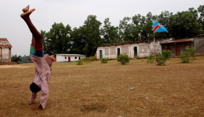 rarrigz's tweet image. #SouthKivu: 4 people including a cop and electoral official killed at a polling station in Walungu area.

A police officer shot dead a young man for citing voting fraud. The crowd beat the cop to death. 

They picked a polling agent and sent him to arms of Abraham. #CongoElection