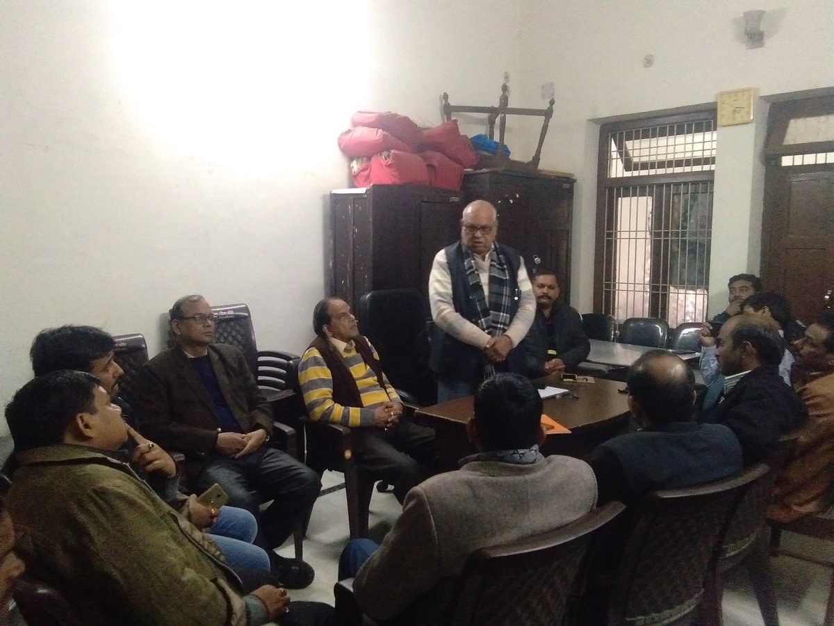 lucknowupja's tweet photo. @वरिष्ठ पत्रकार स्व श्री ब्रजेन्द्र प्रताप सिंह सेंगर जी के निधन पर आज लखनऊ उपजा ने भावभीनी श्रद्धांजलि दी।इस अवसर पर मार्गदर्शन मंडल के मा श्री अजय वर्मा, श्री वीरेंद्र सक्सेना के साथ ही सुभाष सिंह, अध्यक्ष श्री भारत सिंह समेत पत्रकारों ने अपनी स्मृतियां व्यक्त की। https://t.co/aIjzk3IXKx