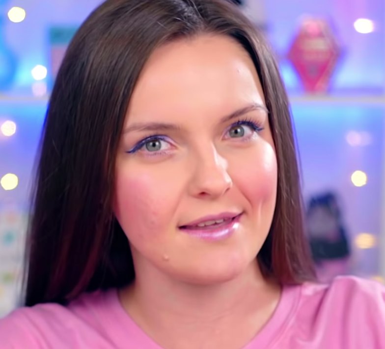 а теперь о грустном. в последнем видео у меня жуткий макияж🤣