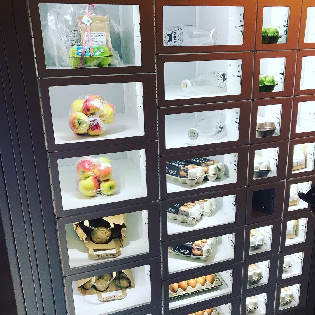 cornerviewrick's tweet photo. Novel idea and legal in Holland. My cousins farm where they sell fresh farm produce and raw milk through a vending machine at their farm entrance! A way to stay connected to their very close neighbours too🥚🍏🧀🥛 https://t.co/gQXJwvly3g