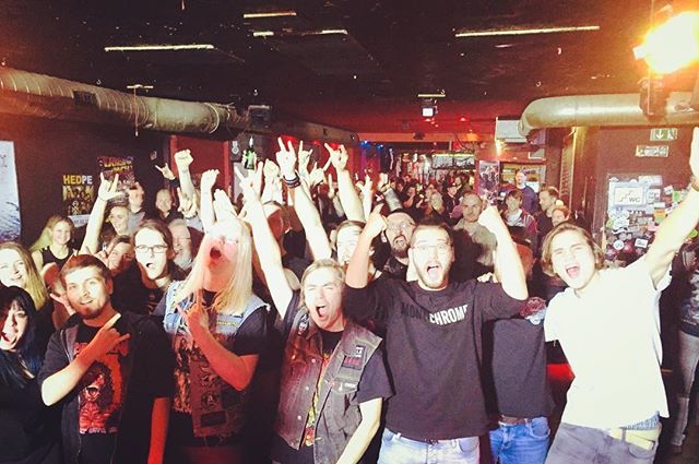 Danke Kölle !!! Ihr habt Silvester einen Tag vorverlegt 🤙 Greetz an @unmaskedband &amp; @neverlandinashes_official 🤘 @mtc_cologne #gig #live #konzert #köln #metalshow #headbang #headbangers #moshpit #metalcore #core #thrashmetal #thrash #metalfan #krach #heavymetalmusic #kölnkon…
