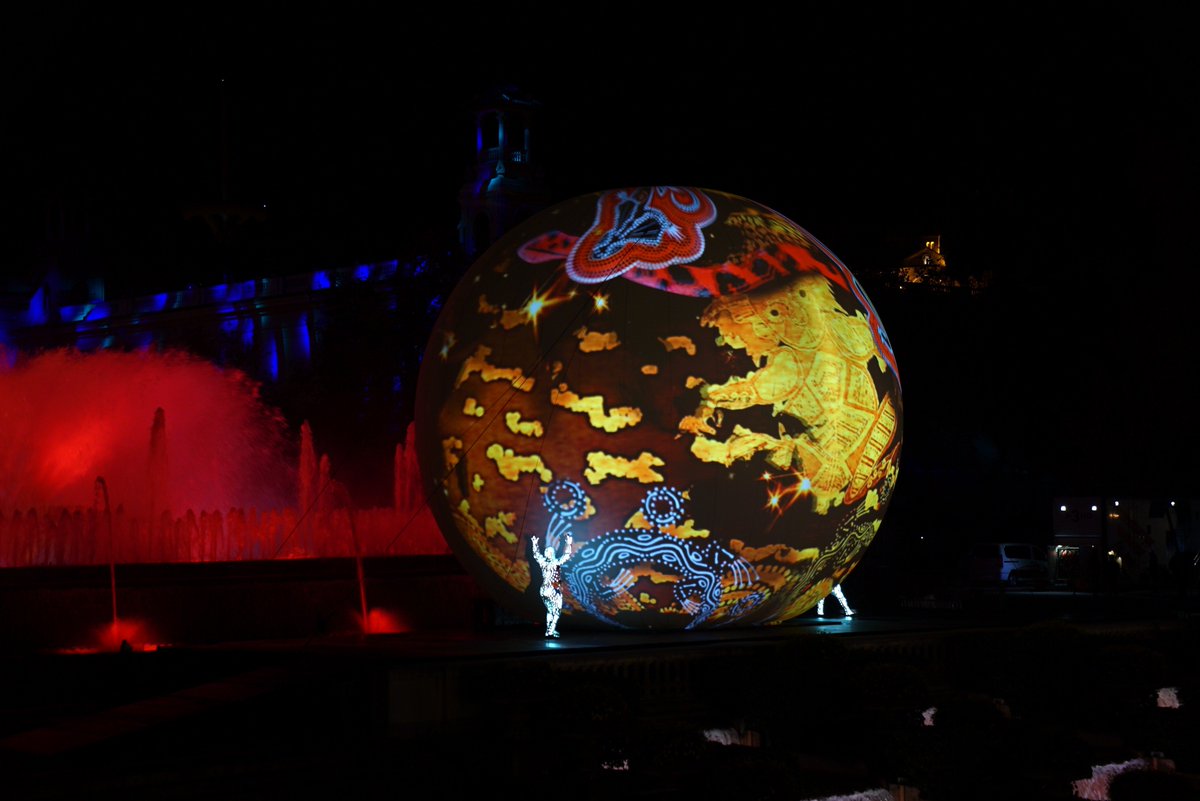 barcelona_cat's tweet image. 🎭La companyia Groupe F, reconeguda internacionalment per la creació de grans espectacles a l’espai públic, ha dissenyat una posada en escena magnífica i delicada, un homenatge a la celebració col·lectiva ple de música🎶 i focs d’artifici🎆.