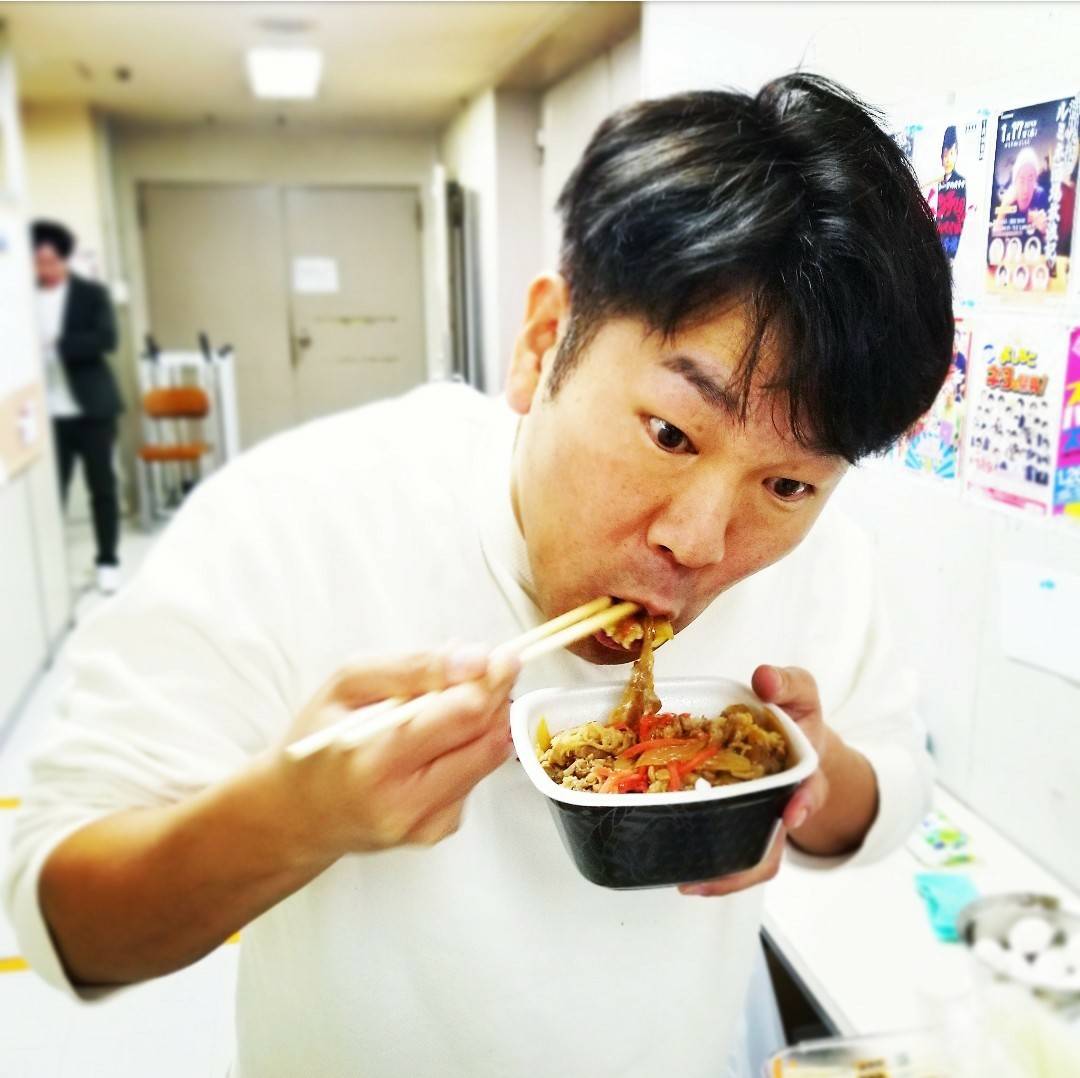 吉野家様より牛丼と黒カレーの差し入れを頂きました。
皆さんも合間に召し上がっています😋✨
濱家さんは牛丼と黒カレーどちらも！
おいしい牛丼は是非吉野家へ！

＃新宿＃ルミネtheよしもと＃お笑い＃お笑い好きな人と繫がりたい＃かまいたち濱家＃銀シャリ鰻＃和牛川西＃FUJIWARA藤本