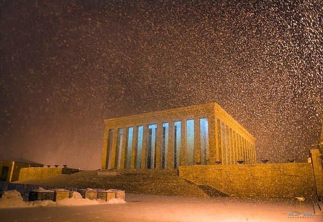 Şehitsiz, kazasız, ölümsüz, acısız, huzurlu, mutlu, ülkemiz için demokrasinin yeniden canlandığı, düşünce ve ifade özgürlüklerinin doyasıya yaşandığı, hukukun üstün olduğu, kadına, hayvana, canlıya şiddetin son bulduğu, güzelliklerle dolu bir yıl dileğiyle. #MutluYıllar