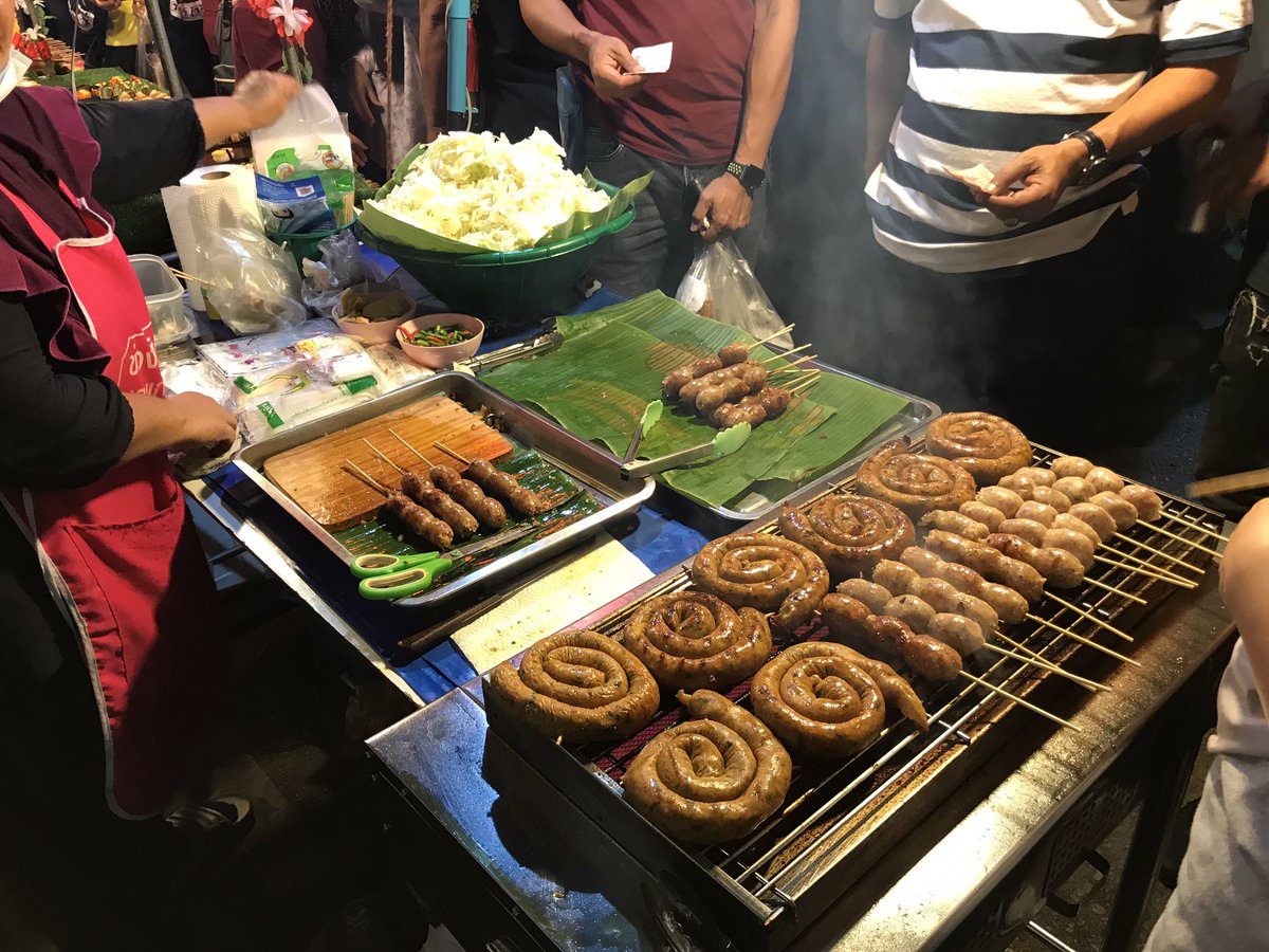 Diary_stranger_'s tweet photo. #ถนนคนเดินปาย คนเยอะสำหรับนักท่องเที่ยว แต่สำหรับแม่ค้าคนน้อยกว่าทุกปี ถ้ามาปายต้องแวะคนเดินให้ได้ #reviewpai #reviewthailand #บันทึกคนจร https://t.co/cViYzKpY2K