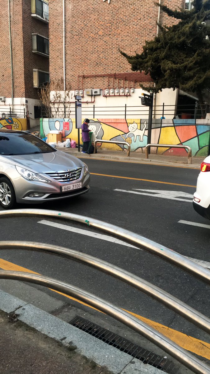 te_p's tweet photo. มาบอกอีกวิธีไปร้าน Yogurt Bar and Cafe #요거바라 นั่งรถไฟฟ้าไปลงสถานี วอนดัง Wondang ออกทางออก 6 ลงมาแล้วเลี้ยวซ้ายรอข้ามถนน เมื่อข้ามไปแล้วจะเห็นผนังที่มีลายการ์ตูน อยู่ฝั่งตรงข้ามอีกที ให้ข้ามไปที่กำแพงการ์ตูนตามรูปแล้วรอรถเมล์สาย 038 สีเหลือง ที่ป้ายนั้นเลย https://t.co/OzKpZX8qiA