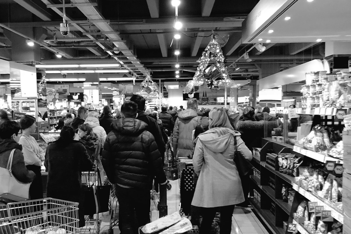 Ich bin in Dreharbeiten für einen Endzeit Blockbuster geraten. Hunderte Statisten mit vollen Wagen simulieren den letzten Einkauf vor der Apokalypse. #silvstereinkauf #schlange  #endzeitstimmung #HappyNewYear #zwischendenJahren