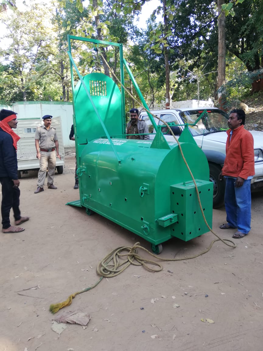 Ratanmahal Wildlife Sanctuary staff- now equipped with specially designed cage for Sloth bear rescue operation <a href="/CfVadodara/">CfWildlifeVadodara</a> <a href="/ChiefForests/">Chief Conservator of Forests Wildlife, Junagadh</a> <a href="/HoffPccf/">PCCF & HoFF, Gujarat State</a>
