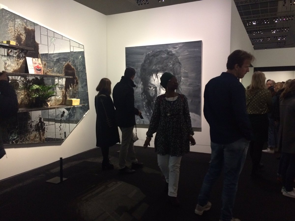 BoulogneWood's tweet photo. Un monde de fou à l’expo Michael Jackson ce matin !
31 décembre, a sparkling day, and night, s’il en est un(e) ! #ExpoMichaelJackson @GrandPalaisRmn 🧟‍♂️ 🎭 🦚🌟👑 🎉 Et joyeuse année à tous !
#HappyNewYear #31Dec2018 #MJ #MJFam https://t.co/Pq3m3Cs7am
